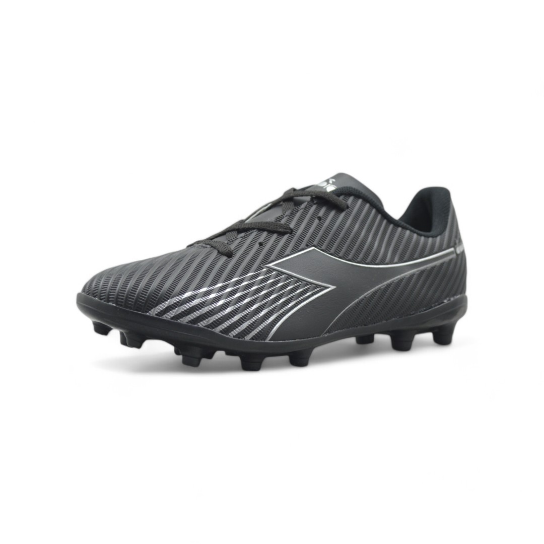 Articulo 2314<br>BOTIN CAMPO – DIADORA – 36/45<br>Color 723 NEGRO / PLATA <br> <span class='titulo_secundario' style='background-color:white;color:black;margin-top:7px; margin-bottom:0px;font-size:20px;'>Precio del Par</span>