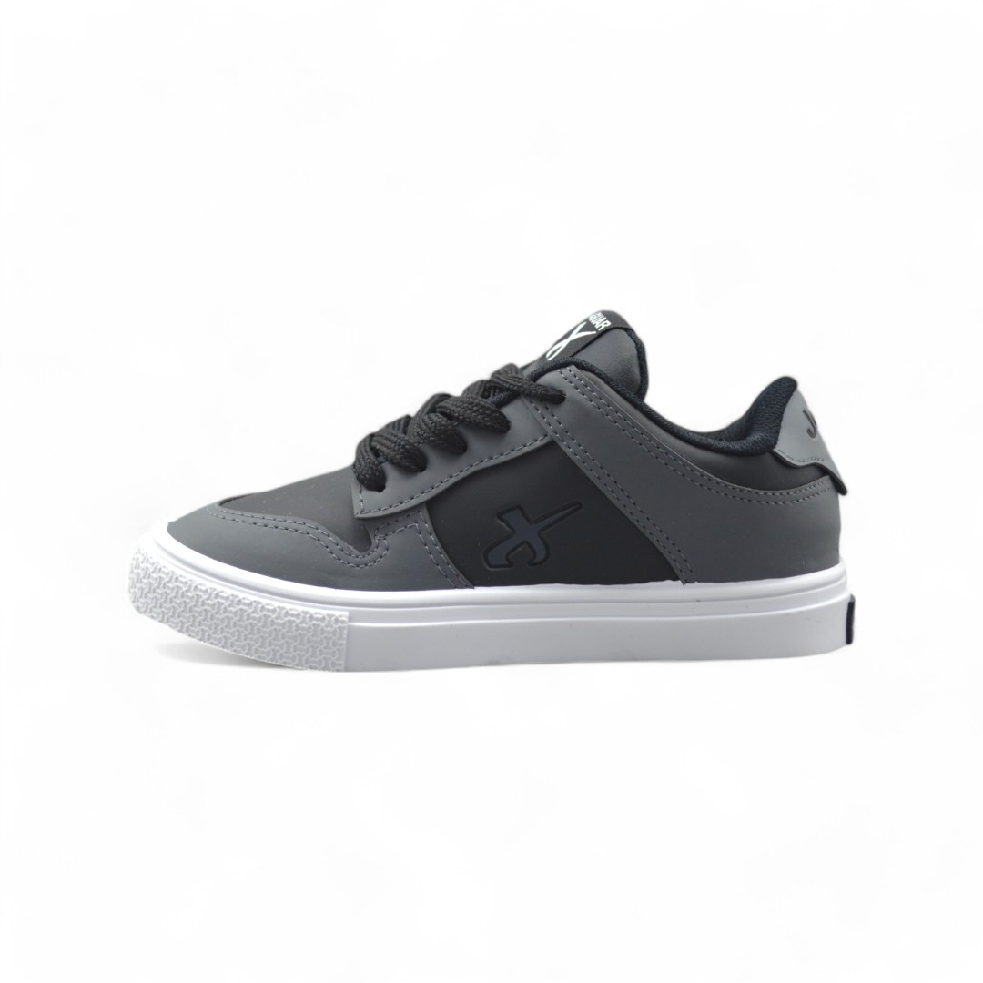 Articulo 2364<br>ZAPATILLA URBANA – JAGUAR – 27/33<br>Color 003 NEGRO / GRIS <br> <span class='titulo_secundario' style='background-color:white;color:black;margin-top:7px; margin-bottom:0px;font-size:20px;'>Precio del Par</span>