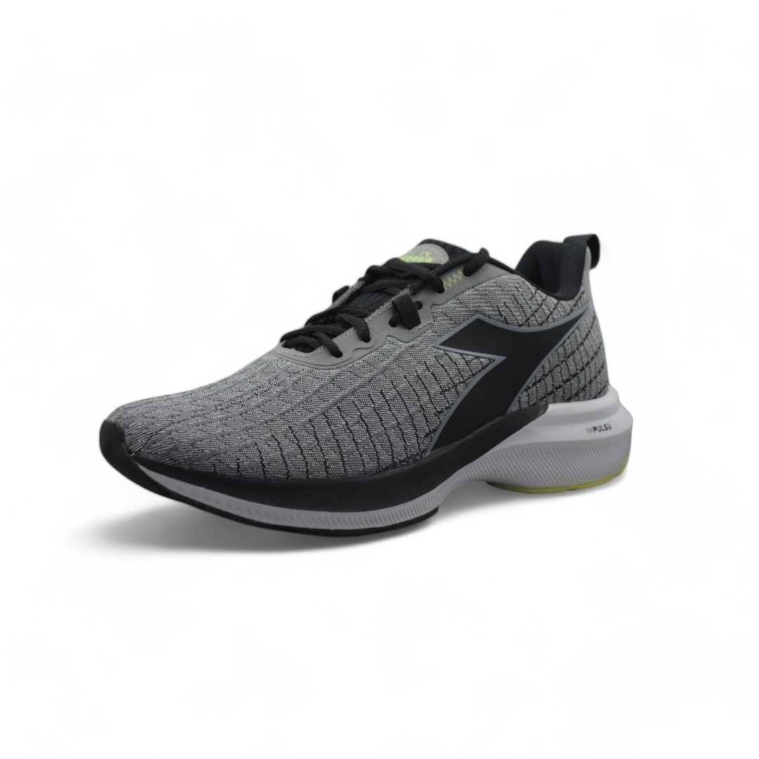Articulo 2056<br>ZAPATILLA DEPORTIVA – DIADORA – 36/45 <br>Color 066 GRIS / NEGRO <br> <span class='titulo_secundario' style='background-color:white;color:black;margin-top:7px; margin-bottom:0px;font-size:20px;'>Precio del Par</span>