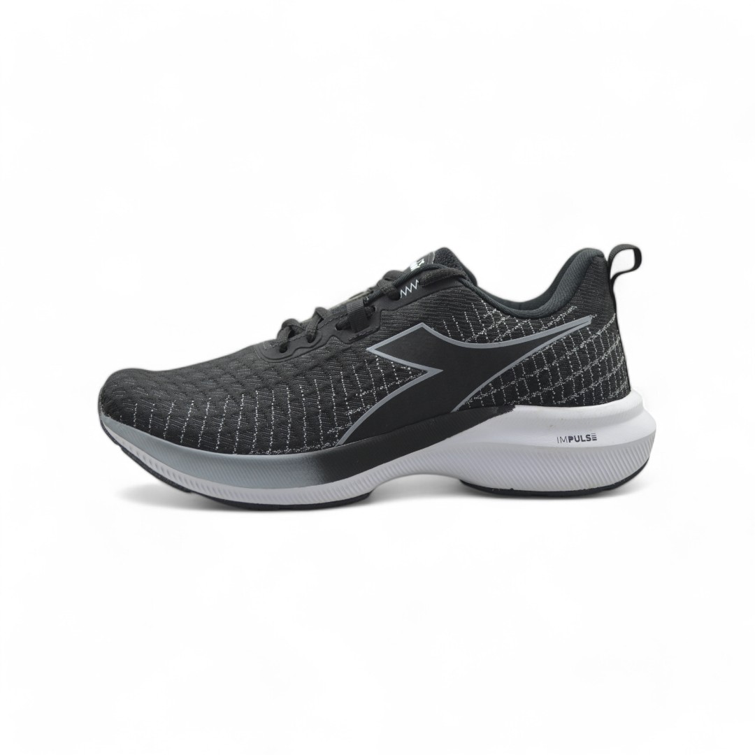 Articulo 2056<br>ZAPATILLA DEPORTIVA – DIADORA – 36/45 <br>Color 008 NEGRO / BLANCO <br> <span class='titulo_secundario' style='background-color:white;color:black;margin-top:7px; margin-bottom:0px;font-size:20px;'>Precio del Par</span>