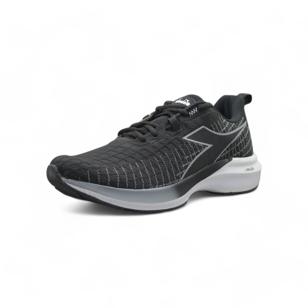 Articulo 2056<br>ZAPATILLA DEPORTIVA – DIADORA – 36/45 <br>Color 008 NEGRO / BLANCO <br> <span class='titulo_secundario' style='background-color:white;color:black;margin-top:7px; margin-bottom:0px;font-size:20px;'>Precio del Par</span>