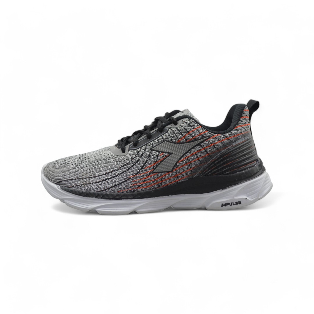 Articulo 2118<br>ZAPATILLA DEPORTIVA – DIADORA – 36/40 <br>Color 01078 GRIS / NARANJA <br> <span class='titulo_secundario' style='background-color:white;color:black;margin-top:7px; margin-bottom:0px;font-size:20px;'>Precio del Par</span>
