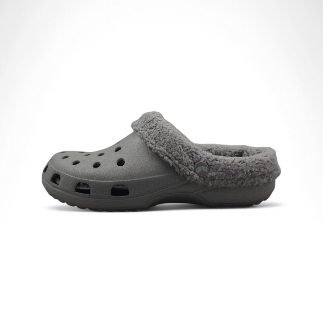  Articulo 1100<br>CROCS CON ABRIGO 41/44 – SUECO <br>Color 015  GRIS <br> <span class='titulo_secundario' style='background-color:white;color:black;margin-top:7px; margin-bottom:0px;font-size:20px;'>Precio del Par</span>