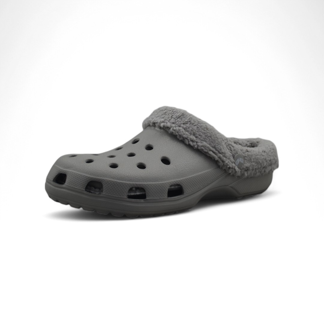  Articulo 1100<br>CROCS CON ABRIGO 41/44 – SUECO <br>Color 015  GRIS <br> <span class='titulo_secundario' style='background-color:white;color:black;margin-top:7px; margin-bottom:0px;font-size:20px;'>Precio del Par</span>