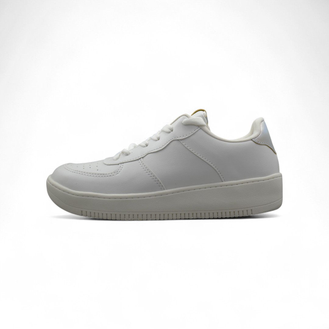  Articulo 2596<br>ZAPATILLA URBANA – VERENNA – 35/40<br>Color 257 BLANCO / PLATA <br> <span class='titulo_secundario' style='background-color:white;color:black;margin-top:7px; margin-bottom:0px;font-size:20px;'>Precio del Par</span>