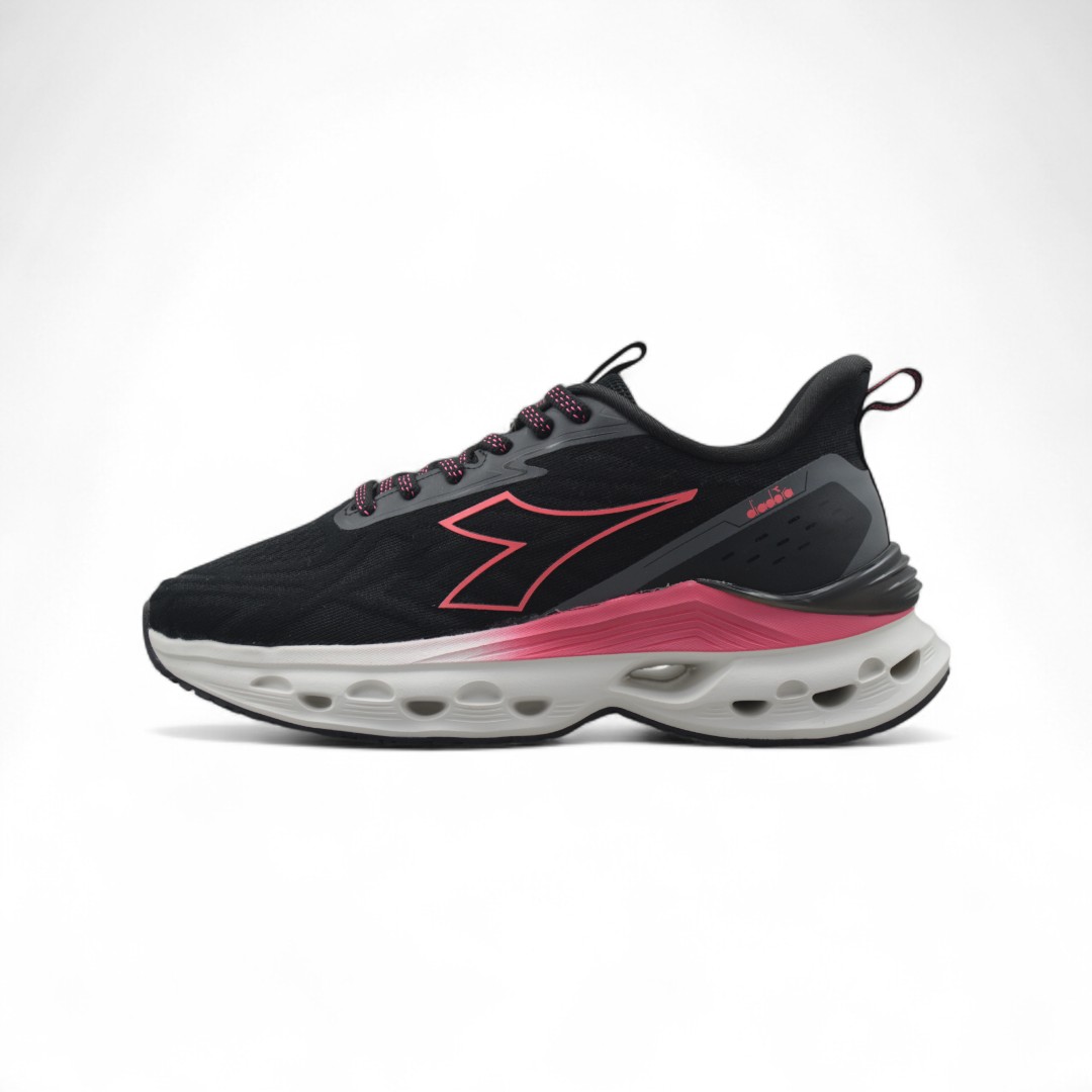 Articulo 2624<br>ZAPATILLA DEPORTIVA – DIADORA – 36/45<br>Color 01089 NEGRO / FUCSIA <br> <span class='titulo_secundario' style='background-color:white;color:black;margin-top:7px; margin-bottom:0px;font-size:20px;'>Precio del Par</span>