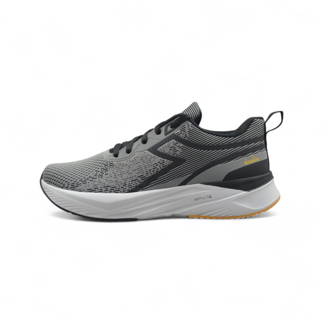 Articulo 2579<br>ZAPATILLA DEPORTIVA – DIADORA – 36/44<br>Color 01490 GRIS/NEGRO/NARANJA <br> <span class='titulo_secundario' style='background-color:white;color:black;margin-top:7px; margin-bottom:0px;font-size:20px;'>Precio del Par</span>