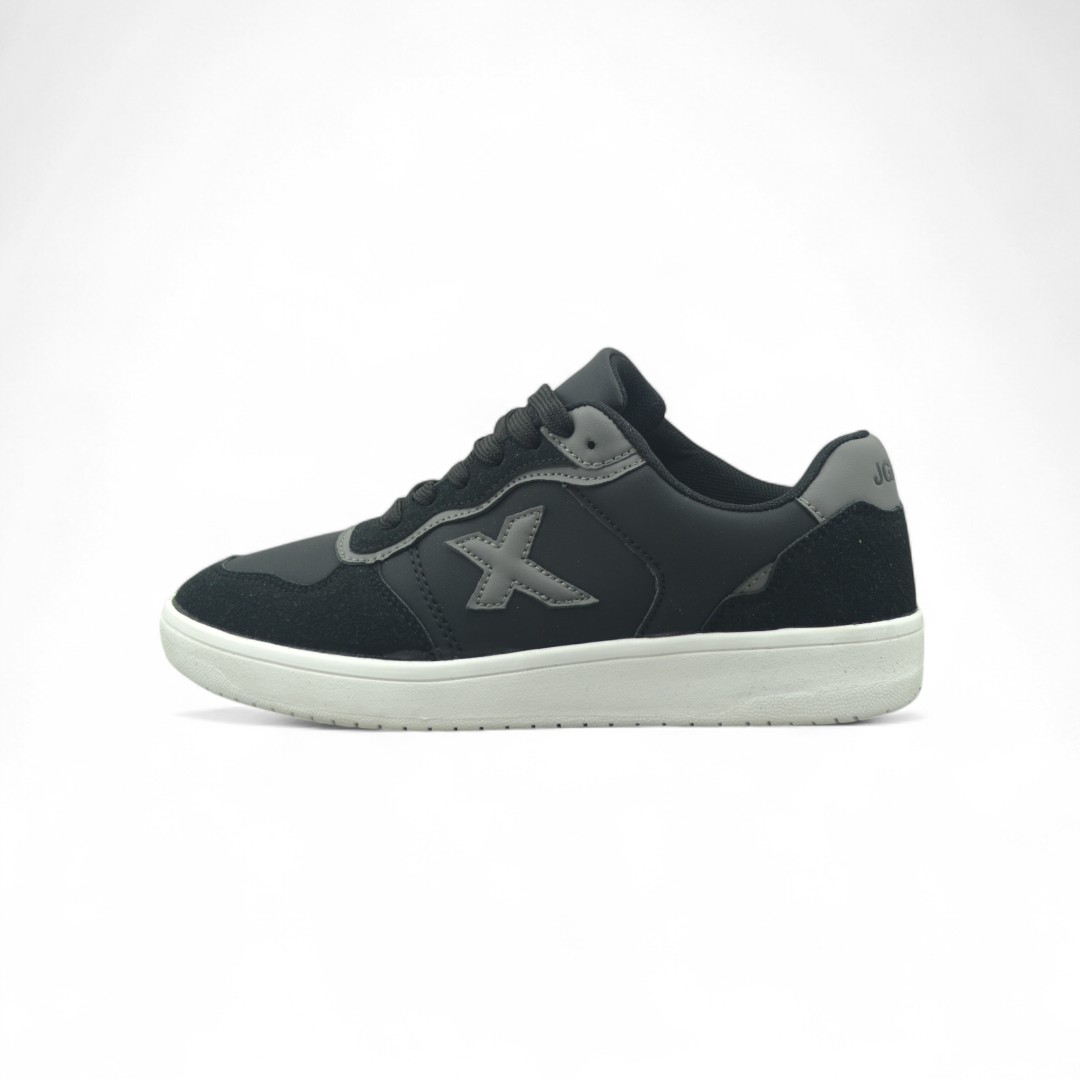  Articulo 2650<br>ZAPATILLA URBANA – JAGUAR – 36/40<br>Color 003 NEGRO / GRIS <br> <span class='titulo_secundario' style='background-color:white;color:black;margin-top:7px; margin-bottom:0px;font-size:20px;'>Precio del Par</span>