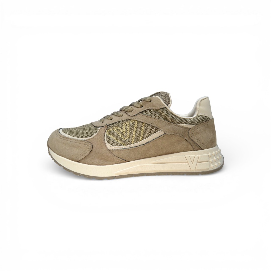  Articulo 2807<br>ZAPATILLA URBANA – VIA MARTE – 36/40<br>Color 01080 GRIS / BEIGE <br> <span class='titulo_secundario' style='background-color:white;color:black;margin-top:7px; margin-bottom:0px;font-size:20px;'>Precio del Par</span>
